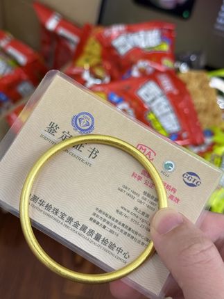 哈哈哈哈哈!余校长你真配享太庙啊!!余校长沙嗲干脆面出事了!原本我也不信,找到他们老板问了才知道,有一消费者吃时咯掉牙齿,老板急坏了当即决定拿1000万换成等价值黄金回馈所有消费者!!现在买干脆面每一箱都有黄金!姐妹们冲吧~冲冲冲!#干脆面#余校长干脆面赔了1000万 #箱箱塞黄金 #惊喜#零食对我下手了