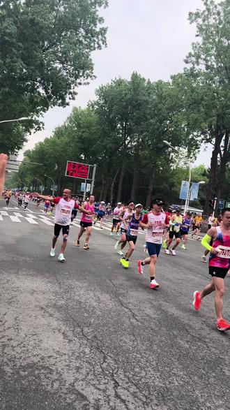 #长春马拉松近8000人弃赛或未完赛 5月17日,2026年长春马拉松完赛,赛后有网友在社交媒体上晒出自己的全马比赛证书,5小时58分钟54秒完赛,非常接近6小时的关门时间。这位网友的证书上显示全部选手排名为一万两千多名,对于全马参赛规模两万的长春马拉松来说,这意味着有近8000人放弃比赛或未完赛。
根据长春马拉松官方数据,2026年全马项目报名人数为30740人,远超2万人的报名规模,中签率约为65%,之后未中签选手还有一次候补机会(中签后未缴费视为退出)。这近八千人无外乎三种情况:中签后未缴费、中签缴费后未参赛、中签缴费后参赛但未能完赛。考虑到2025年长春马拉松全马项目96.2%的完赛率,最后一种情况今年也不会很多,因此可以认为许多人压根就没有站上赛道,导致了全马名额被大量浪费。
有网友在网上吐槽,“全马参赛名额多于半马,本身就有违于跑马人需求的事实”(本届长春马拉松全马2万人、半马1.5万人)、“大数据应该打通呀,多次退赛、报名不参赛的,要适当拉低中签率”、“想跑的不中签,浪费资源”、“应该是很多人弃赛了,比赛前一天下午我才到,才开始订酒店,还能订到离起点1.6公里的酒店”、“以后不想跑的就别报名了,浪费名额,还有想跑中不了签的呢!”(来源:扬子晚报记者 姜天圣)