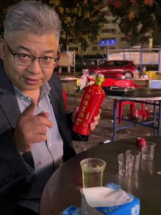 刚下播了,带着弟兄们出来拿了两瓶卧龙玉液珍藏,2020 年的,50 度,喝着香得很!菜还没上来先清畅一个!#烧烤 #喝起来 #深夜的酒