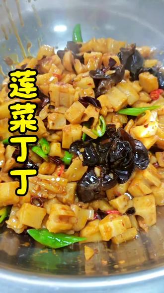咱陕西人的下饭硬菜来了,莲菜切成小丁炒到嘎嘣脆,咸香入味不面不烂,拌米饭直接炫三碗,专治没胃口。,配馒头、面条超绝#陕西家常菜#莲菜丁丁#饭下饭神器#家常小炒 陕西味道#真实生活分享计划
