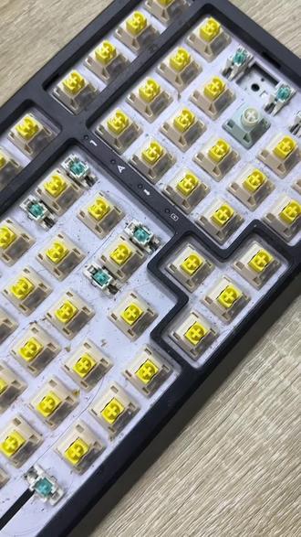 沉浸式给键盘换轴啦✨ 客户寄来一把用得包浆的键盘,要求把所有轴都换掉,顺便给它清洁一下【亲你一下】
#机械键盘 #rkg98 #清洁键盘 #换轴