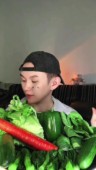 今天又是豆包教我做自媒体的一天#真实生活分享计划 #蔬菜 #吃播 #减脂 #豆包 今天就是纯粹刮油菜 菜心 生菜 水果黄瓜 水果胡萝卜 圆椒 芹菜 上海青@抖音创作小助手 @抖音小助手 @豆包 @豆包AI智能助手