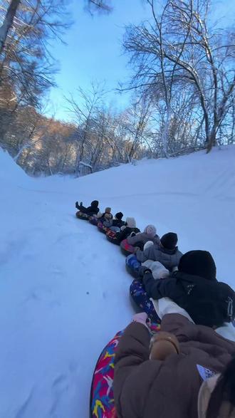 真人版雪地贪吃蛇就在玉龙溪。#滑雪圈 #玉龙溪冰雪大世界