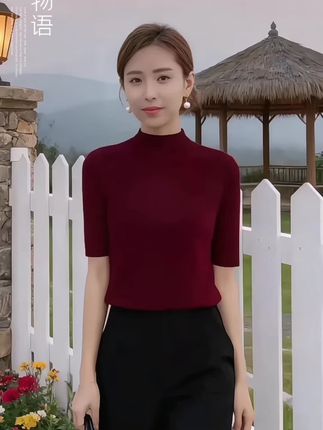 秋野暖光里的小憩 疏云滤过的秋阳,把郊外的角落晒得暖融融的。白色栅栏圈出一方清幽,石砌柱上的路灯虽未点亮,轮廓已透着复古暖意,脚边花簇挤挤挨挨,红粉紫的花瓣在风里轻轻晃,把静谧染得鲜活。 林薇的安可拉红色半高领上衣衬得肤色格外柔和,她踩着光斑慢走,指尖偶尔划过栅栏的粗糙木纹,触感里藏着自然的踏实。抬眼望,不远处的茅草亭卧在光影里,背后远山蒙着薄纱,连天空都染成了淡软的蓝。 深吸一口混着花草香的空气,她停下脚步。风掀动衣角,暖光落在衣料上,连呼吸都跟着轻缓——这处藏在郊野的角落,果然又一次接住了她想逃离喧嚣的心意。 #减龄气质 #高级感穿搭 #打底衫 #女人味穿搭##精致女人必备 @抖加🔥上热门🔥dou+🔥热点宝