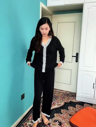 #上热门 【深夜宅家氛围感密码,是这套睡衣给的!】 谁懂啊!穿上它,在家也能秒变慵懒贵气女主✨ V领蕾丝勾勒出精致感,黑白色调又纯又欲, 宅家追剧、晨起咖啡,甚至偶尔下楼取个快递, 都像在拍时尚大片📸 别问,问就是穿上就不想脱系列! #睡衣推荐 #宅家时尚 #氛围感穿搭 #睡衣也要仪式感