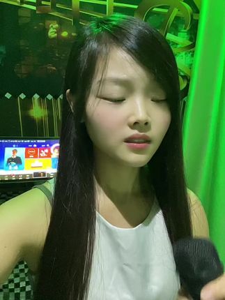 寂寞的夜想你思念汹涌,杯中的酒空了又空,想你一次就做一个梦,你不会懂我情有多浓…..