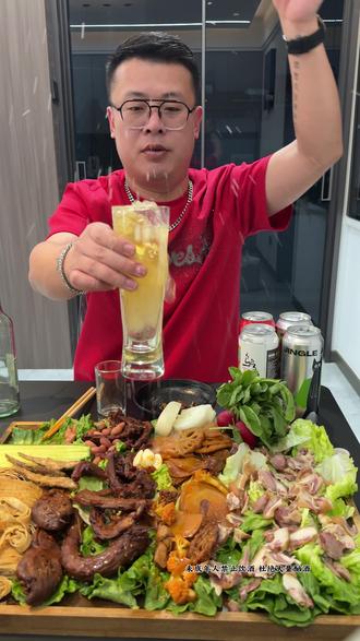 2026又一个跨年夜,下班后一个人 一杯酒,一顿漂亮饭,对过去一年的告别,也是对新一年的期待,愿你我都被生活所爱 放下执念 过好当下。#跨年夜 #微醺时刻开始 #真实生活分享计划 #中年男人的快乐 #男人的漂亮饭