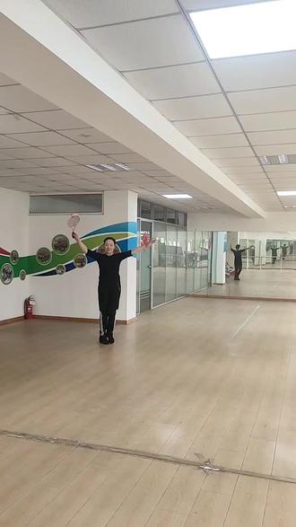 华柔健身套路:柔力球《中国觉醒》学练中,活动室随拍。