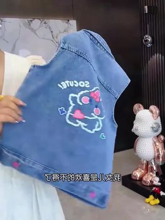 小女孩牛仔外套。秋冬这样搭配更好看#街头时尚穿搭 #街头时尚 #萌娃娃
