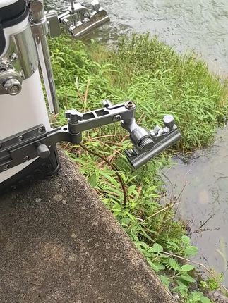 老钓友都在用的一款拐角炮台,有了它无视黑坑限竿长,还可以配合钓箱原有炮台实现双竿做钓#钓箱炮台 #钓箱配件 #拐角炮台支架 #钓箱拐角炮台架 #渔具用品