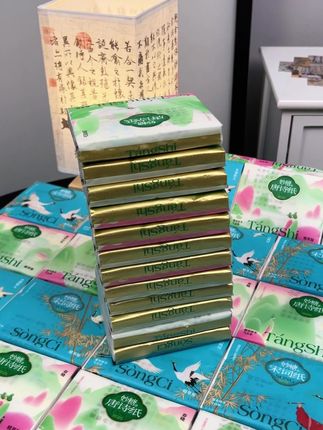 哇塞塞!!现在连纸巾都那么有文化了吗?山水画包装好精致,每一包都像一本诗词书一样,真的超爱,满满的书香气息,擦下手的功夫又背会一首诗,快给孩子安排上!#唐诗宋词 #抽纸 #手帕纸 #我可真会买 #好东西一起分享