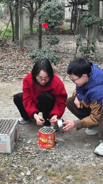 小时候的放炮乐趣~炸狗盆~
#炸狗盆 #炸狗盆的快乐 #放炮 #乡村生活日常