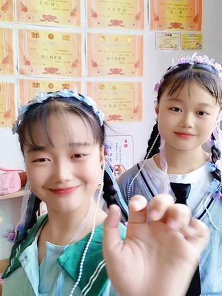 月儿在手中开呀欢儿笑#桃花笑 #手势舞 #一学就会系列 #骗你生女儿 #姐姐和妹妹