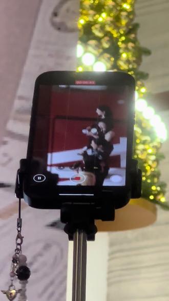 我真的要哭了😭
周围人一直在尖叫唯一听清的就是这一句,刚好是彩领说的 #itzy #itzy上海 #天安千树 2点才进去没抢到好位子,自拍杆也没带只能拍别人的手机