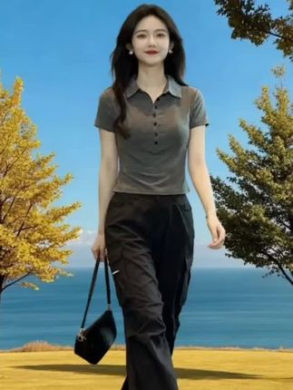 2025夏季新款女装套装来啦!短袖+高腰工装裤的经典组合,简约版型透着洋气感。高腰设计精准拉高腰线,显腿长超直观;工装裤宽松剪裁,遮胯藏肉超显瘦,100-160斤姐妹都能穿,不挑身材超包容。 日常出街、通勤上班、周末出游穿都合适,上身利落又显气质。夏季穿透气不闷汗,轻松拿捏清爽时尚感,#穿出自己的风格 #@抖加🔥上热门🔥dou+🔥热点宝