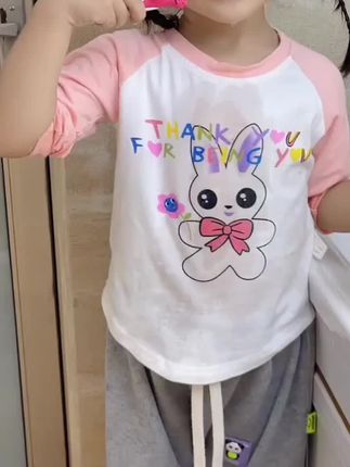 还是这种单面的洗漱巾更实用!像围巾一样扣上去孩子不抗拒,吸水性特别好,再也不怕孩子衣服弄湿了儿童洗漱巾#宝宝洗漱围兜