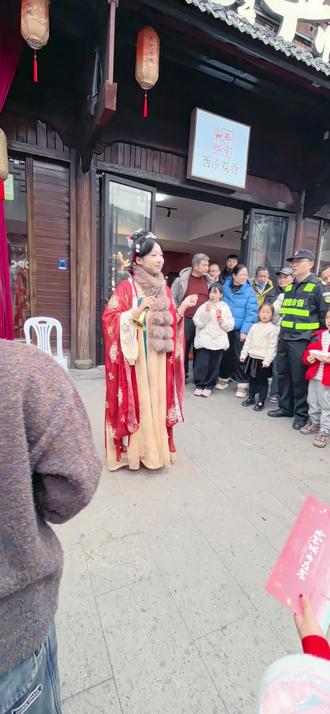 带娃勇闯严州古城
感受送“宋”福幸福年
感受不一样的虾灯
社牛的小孩姐遇到npc们依旧是局促了🤭🤭🤭