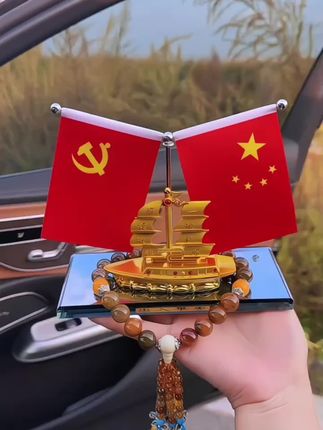 如果信仰有颜色,那一定是中国红,给爱车配上这款红旗🚩摆件,瞬间气氛感,档次就上来了#摆件#车载#红旗🚩#爱你祖国#推荐好物