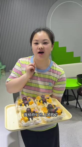 火遍全网的小黑人娜塔莎我们利辛也有啦!江老板给做成巧克力,便当盒子里有水果,有柔软的戚风胚,又好吃又好玩!#利辛有缘坊烘培#真材实料好味道#利辛蛋糕店#抖音美食推荐官#二十年烘培老店