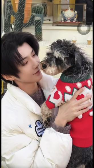 郝熠然:我想要两颗西柚,想念大家!
云旗:嘻嘻,see you!
你们想见我就能见到我……想我们了就要见面啊
啊啊啊啊啊啊啊……我现在严重怀疑你们这些话都是拿我们当借口对彼此说的