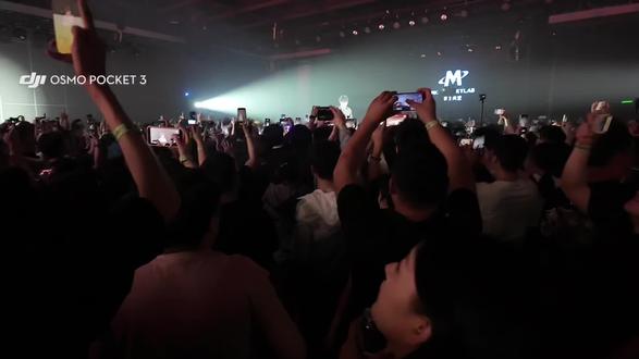 第一次听到这歌 感觉怎么怪怪的好难听啊~第二次听 还可以啊、第三次听 有点意思 不错……后面就是着迷了 好听好听❤️ 带给我很多次的力量 每次的现场都很燃很真诚 麻园值得!#麻园诗人泸沽湖 #音乐现场