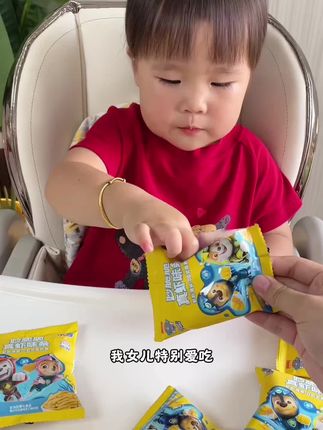 和我小时候吃的咪咪虾条一个味,配料非常干净专为孩子研制的虾条