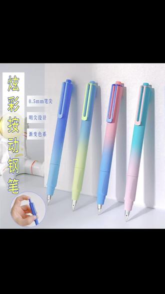一二只需两步,这个墨囊就已经装好了,这个就是二乘三的小学生要用的正姿。按动钢笔,我们拧好笔杆,竖立笔尖,等待下末即可书写。他笔握两边的凹槽,抓握感是非常舒适的,可以矫正握笔姿势的哦。ef不锈钢的笔尖书写顺滑,不刮纸,下笔流畅,还不会断墨的,平时拿它练字写作业都好用,不用的时候可以收回笔尖保护笔头。并且两只这样的按动式钢笔加两支吸墨器,再送三十支墨呢,只要十二点八。
