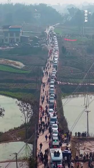 呆呆喊你来云南吃杀猪饭,我喊你来解锁全景玩法!土香肉灶暖乎乎,美景打卡不重样,五天四晚攻略自取~关注私信!#云南旅行热门 #普者黑美景 #大理古城 #纳帕海候鸟 #云南旅游避坑指南