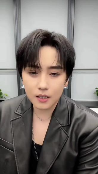 赵泳鑫20260518直播 #赵泳鑫直播 “赵泳鑫发专辑了,上来和大家汇报,云见面沟通一下”“期待新专辑的第一次见面(北京签售)”“三巡在计划中了”#最棒的歌手 #原创音乐人