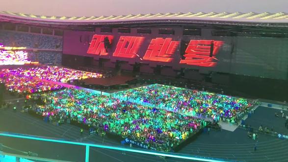二十岁要干嘛…
谢谢你们赋予我走南闯北的勇气#时代少年团演唱会 #宋亚轩#二十岁转场#勇气