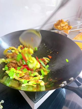 这香而不辣的辣椒面,才是苦瓜炒肉的灵魂!每一口都是苦尽甘来的爽快~#香而不辣的辣椒面