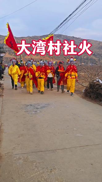 回老家,耍社火,初中的侄子叫我去画脸,因为画的好,我弟又叫我去画了第二场,听说是近些年最好的社火,说是外村接待的也说社火好#社火