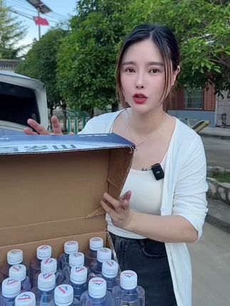 百岁山570毫升大瓶装炎炎夏季活动力度真狠,一箱24瓶,价格真没得说,但库存不多了,刷到的赶紧拼拼手速#百岁山570一箱24瓶#百岁山纯天然矿泉水
