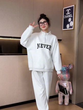 孕妈们,#孕期 这样穿减龄又时尚,这套休闲卫衣套装,·上身宽松舒服面料柔软透气,抽绳腰围无托腹布,生完也可以继续穿,谁穿谁好看啊#孕妈穿搭 #怀孕衣服#孕期穿搭#休闲减龄穿搭