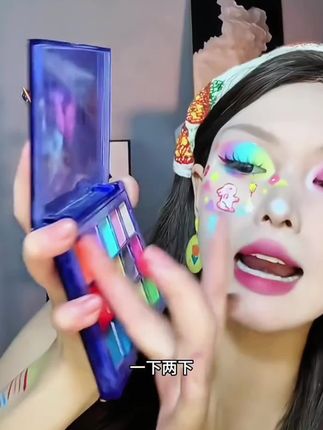 这难道不是你们在找的马卡龙眼影吗?它里面有两颗珠光色,还有两颗腮红色,而且它的粉质真的超级细腻,画出来就是这种很清透的碎钻感,低饱和度的颜色非常适合新手宝宝们。