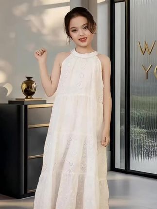 2025夏季新款女童白色公主裙,仙气飘飘超吸睛!长裙摆垂坠飘逸,自带度假风滤镜。精致细节藏着小心思,宝宝穿上像童话里的小公主,奔跑时裙摆扬起,灵动又美好~女童白色公主裙2025夏季新款儿童装裙子宝宝夏装长裙度假风连衣裙,#做个美美的小仙女 #时尚潮流穿搭 #小仙女美美哒 #度假风连衣裙,公主裙。#面料柔软舒适透气亲肤。