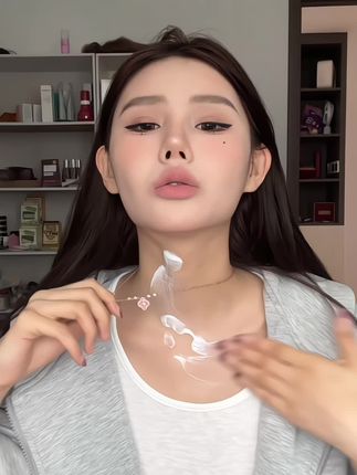 化完妆,脖子和脸差别很大这时候涂上身体素颜霜,真的是解决你的一大烦恼 #自用好物分享学期 #仙女必备 #身体素颜霜 #变美小技巧 #学生党平价安利