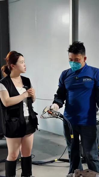 你还在用传统焊接吗?不不不过时啦!
如果你现在还在用二保焊,氩弧焊,不管你是做不锈钢铝门窗的,还是工厂金属五金加工的。
传统的焊接效率慢,火花,气味对人体危害大。
对我们风冷激光焊感兴趣就司信我吧!#焊接 #激光焊 #焊机