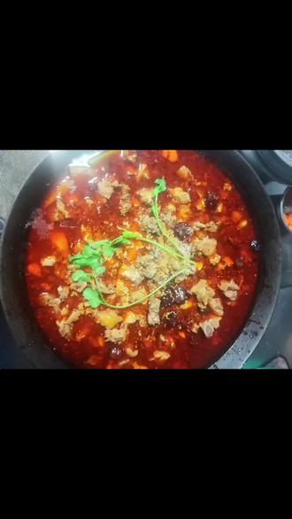 《值得》
作者~吴霖
我相信每一段情
在开始那一刻
都是纯真的
因为那里充满着对美好生活的向往
也相信每次相遇
在缘起那一刻
是万世轮转
因为那是擦肩回眸过后的生生不息
我爱这世间一切
每一次让我怦然心动的感觉
我爱这世间一切
每一次让我撕心裂肺的离别
用心去感受一切
它就藏在这自然中不动声色
用爱去捕捉一切
它就融在这生活里无问东西
愿世间所有值得
都能归于那寂寂无名的平静
愿世间所有的期许
都能归于那千千情结的明灯
遇见你那一刻我是爱你的
那怕注定这一生擦肩而过
遇见你那一刻我是幸福的
哪怕注定那来世再无相守