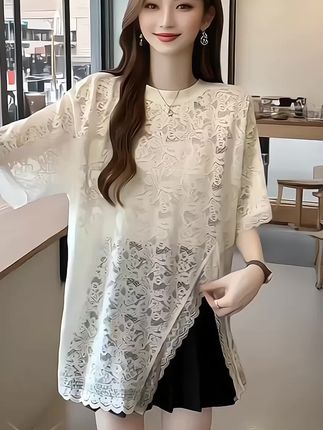 #谁穿谁好看不分年龄段 #谁穿谁美 #时尚气质显瘦穿搭 #蕾丝镂空打底衫 #@DOU+小助手