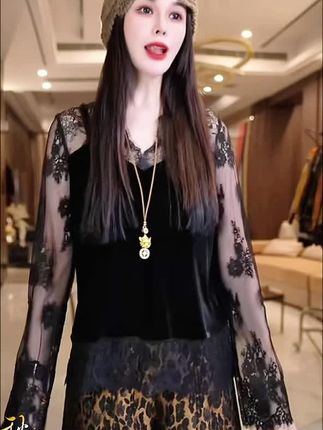 姐妹们,这件丝绒拼接蕾丝的打底很百搭,很漂亮,面料舒适,喜欢的姐妹放心购买#高级感穿搭 #新中式穿搭 #打底衫 #蕾丝打底衫