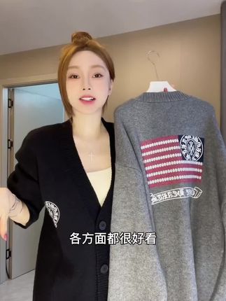 韩系氛围感被这件开衫轻松拿捏!✨宽松版型慵懒随性,克罗心设计小众不撞款。早秋单穿或当外套都超有范,搭配连衣裙温柔知性,配牛仔裤休闲减龄,轻松打造不费力的时髦感! 🍂搭配tip:内搭白T露出下摆增加层次,搭配半身裙更显气质~ #早秋韩系氛围感穿搭 #慵懒风女装推荐 #显瘦穿搭 #小众设计感 #日常必备
