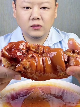 正好赶上他们家做活动,我直接囤了好多,这个猪脚真的非常干净,满满的胶原蛋白,一点腥味都没有,吃上一口软烂入味#无肉不欢 #美食推荐 #太好吃了