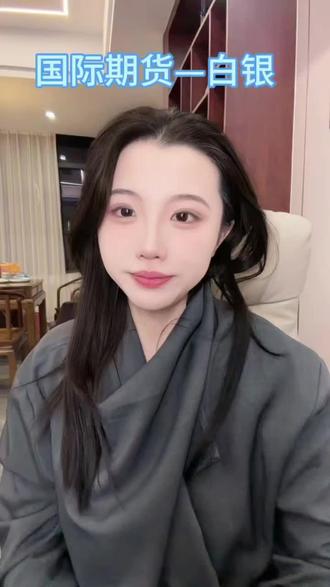 今天讲一下国期期货-白银
国际白银期货:高弹性贵金属投资新选择
国际白银期货以COMEX交易所SI合约为核心标的,是兼具工业与金融属性的热门品种。其单合约对应5000盎司999纯度银条,采用保证金交易模式,资金效率高,适配全球投资者需求。
交易上支持近乎24小时连续交易,美盘与欧美市场重叠时段波动最活跃,双向T+0机制让涨跌行情均有盈利空间。价格驱动逻辑独特,光伏、新能源等工业需求占比超五成,叠加全球供需持续缺口的支撑,同时受美元指数、美联储政策影响,波动弹性显著高于黄金,年化波动率达25%-40%。
作为“黄金影子”,它既具备避险属性,又因市场规模较小而爆发力更强。但高波动伴随高风险,流动性波动与政策变动可能引发短期剧烈回调。投资者需通过正规监管渠道参与,做好仓位控制与止损规划,方能把握这一高潜力品种的投资机遇。#白银 #期货 #原油 #恒指开户 #期货开户