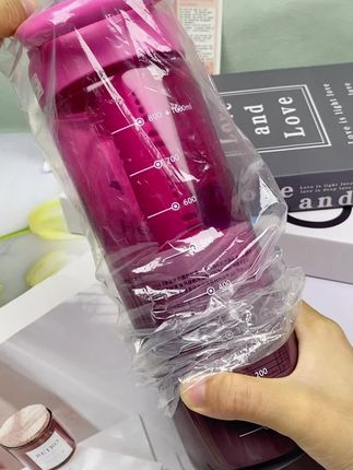 家人们,今天给大家分享一款超美的粉色饮水杯!它足足有 1000ml 的大容量,满足你一天的饮水量。还有茶水分离器,泡茶方便又快捷。粉色的外观,满满的少女心,让你喝水都变得有仪式感。拥有它,爱上喝水就是这么简单!