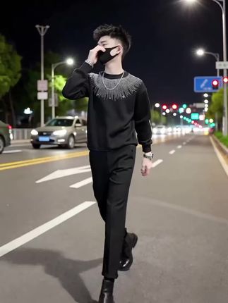 2025年春秋季新款男士高级感烫钻卫衣,圆领长袖T恤,潮流品牌,适合作为男士内搭上衣。#穿搭 #情侣 #显瘦穿搭 #游戏 #日常vlog