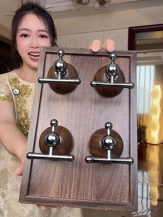 一钩三挂的 胡桃木色吸盘挂钩! 衣柜的侧面吸一个 随手就能挂衣服 包包! 浴室 厨房 入户门 都可以用!#吸盘挂钩 #挂钩#免打孔挂钩#居家好物