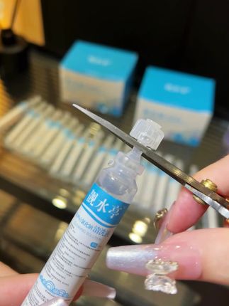 姐妹们快冲!小支装生理盐水湿敷太顶了!随手拿一支用着巨方便,效果直接惊艳,谁用谁知道!#生理盐水的用处 #护肤好物 #敏感肌护肤 #熬夜党救星 #好物种草