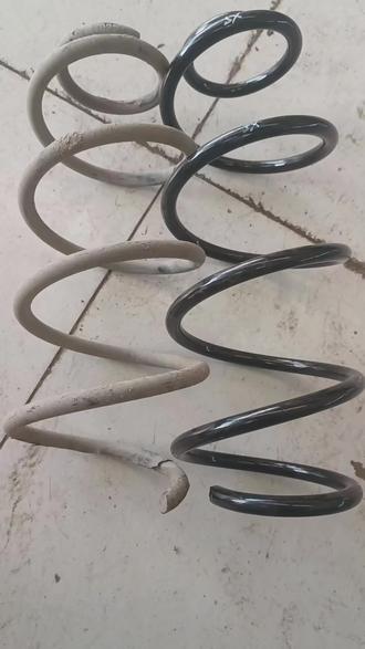 汽车减震器的核心作用,就是抑制弹簧的共振,避免车子过坎后一直颠颠晃晃停不下来。
你可以把它想象成一个带小孔的注射器:活塞运动时,油液只能慢悠悠地从小孔里挤过去,靠着这个阻力把弹簧的多余震动“压”下去。很多人觉得减震器弹不起来就是坏了,其实真没必要过度紧张——就算是新换的减震,用个一两年也会出现弹起不顺畅的