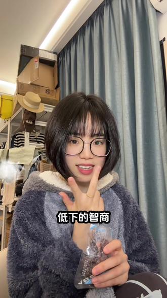 大家觉得上班好还是上学好?这个问题没有固定答案,但是我相信每个人心中都有自己的答案,不管他是在上班还是上学,希望你们都能够生活愉快,我这个头越看越奇怪了,像住在括号里#上班和上学哪个累 #上班和上学的区别 #上班和上学哪有不疯的